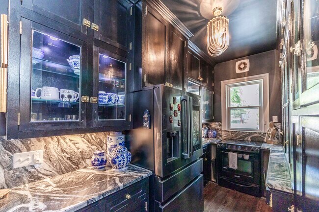 Building Photo - Historic Beauty: 3BR Near Downtown Detroit & | Henry Ford