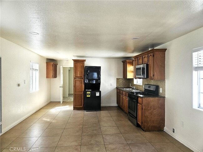 Building Photo - 654 W 21st St