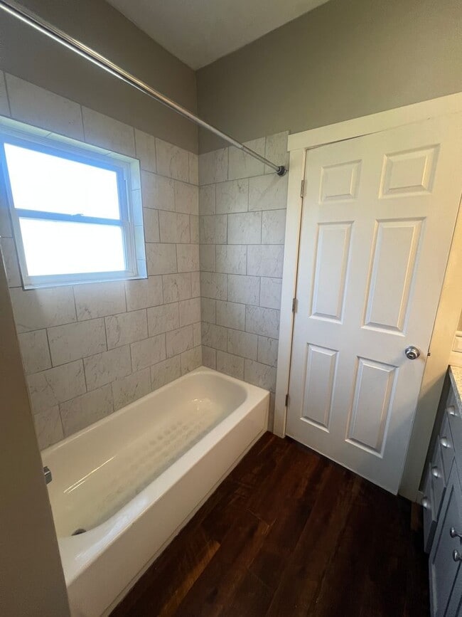 Building Photo - 604 N 10th Ave