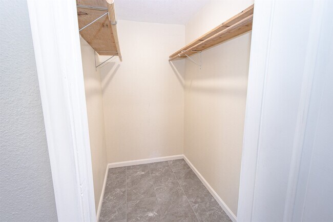 Building Photo - 627 West Dr