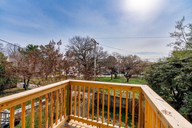 Building Photo - Oakenshawe 5-Bedroom, 2-Bathroom Home Close to Johns Hopkins