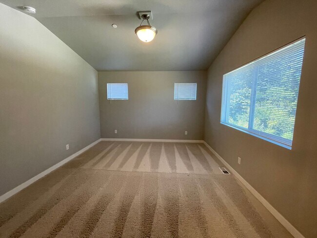 Building Photo - Like New 2022 Built 5 bedroom home