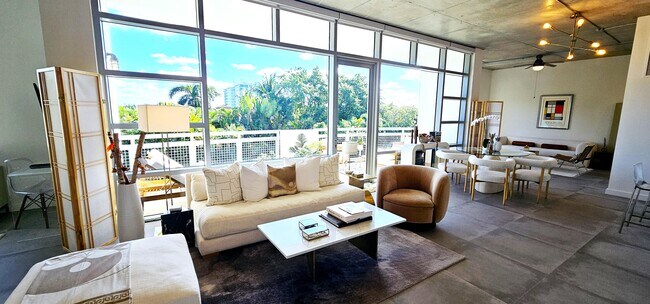 Building Photo - 365 SE 6th Ave