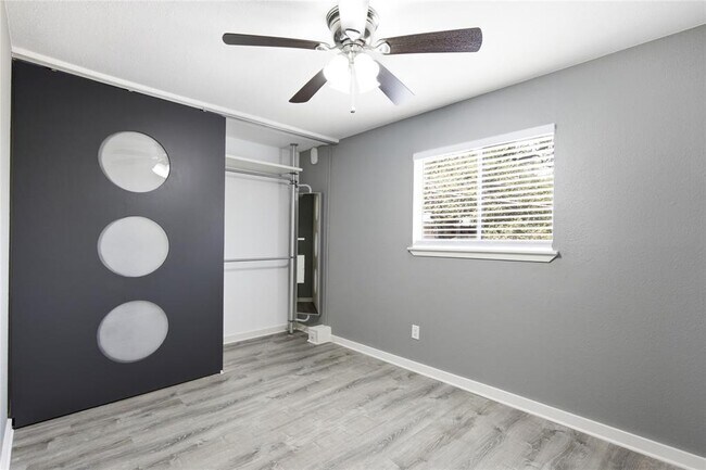 Building Photo - 2302 East Side Dr