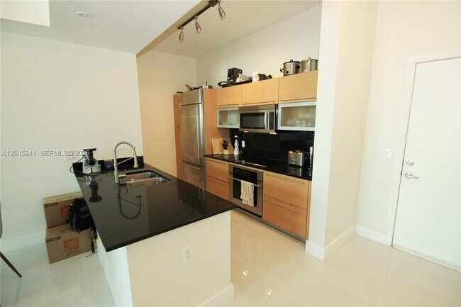 Building Photo - 950 Brickell Bay Dr