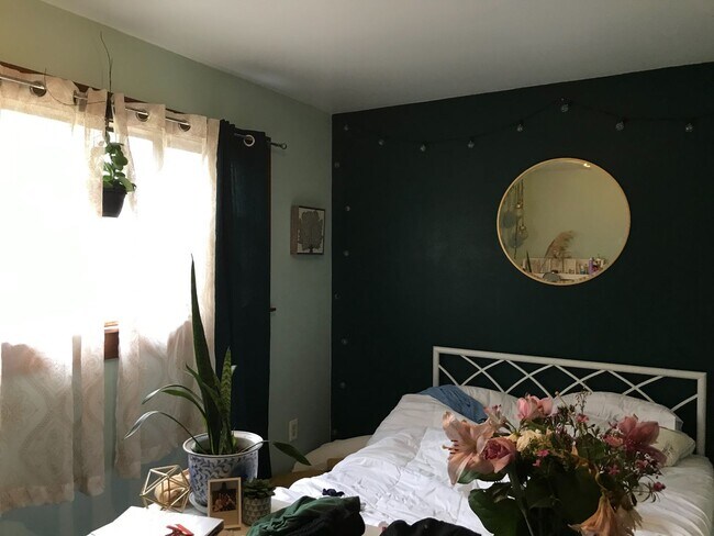 Building Photo - PRELEASING: Large 5 Bdrm, 2 Bath Home!