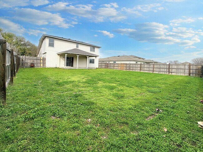 Building Photo - Charming 3/BR 2.5/BA Home with Bright Inte...