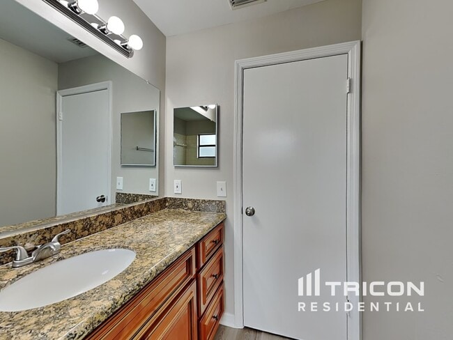 Building Photo - 15130 Heathridge Dr