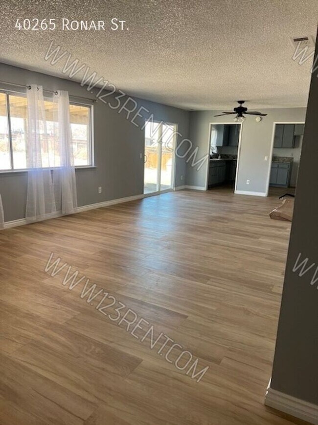 Building Photo - LAKE LOS ANGELES 3BD/2BTH  PLUS BONUS ROOM...