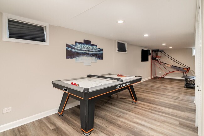 Building Photo - 823 Jay St