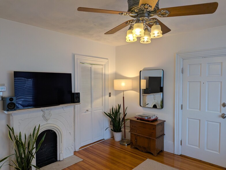 Building Photo - 82 Gladstone St