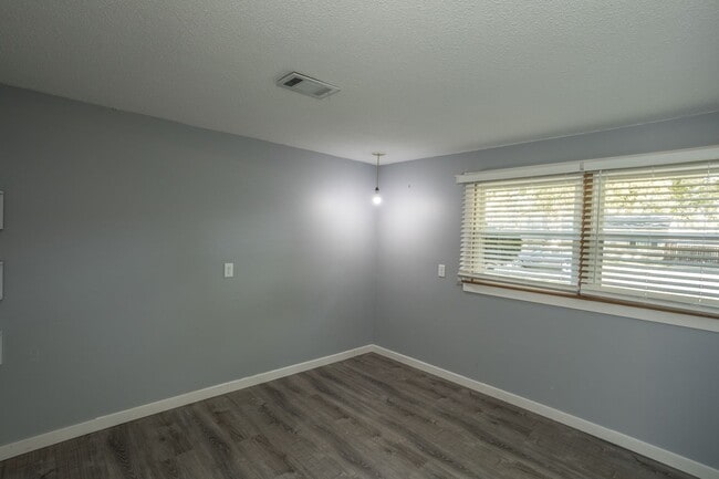 Building Photo - Great Urbandale home!