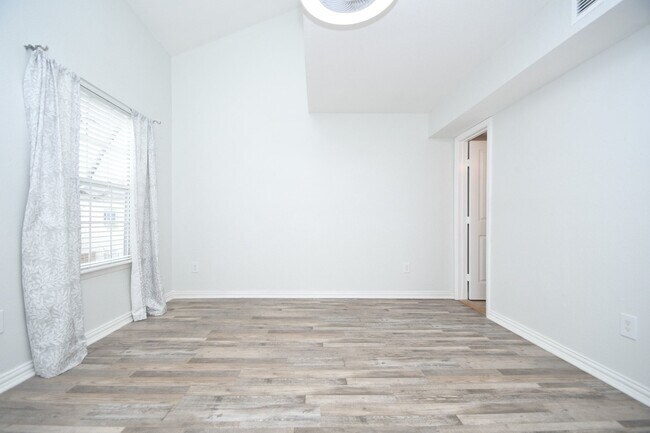 Building Photo - 9809 Richmond Ave.