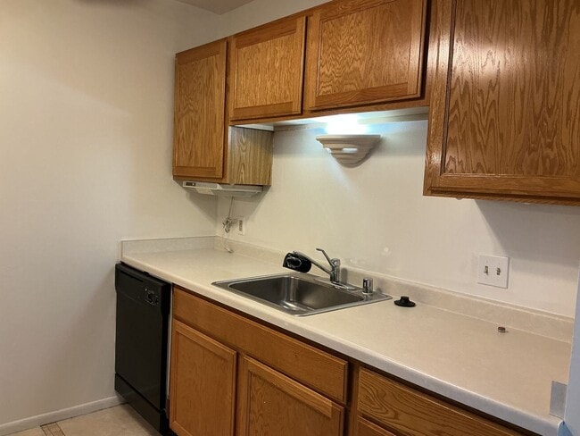 Building Photo - 2 Bedroom Upper Condo with parking