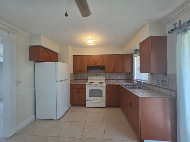 Building Photo - 3 bedroom 2 Bath Single Family Home