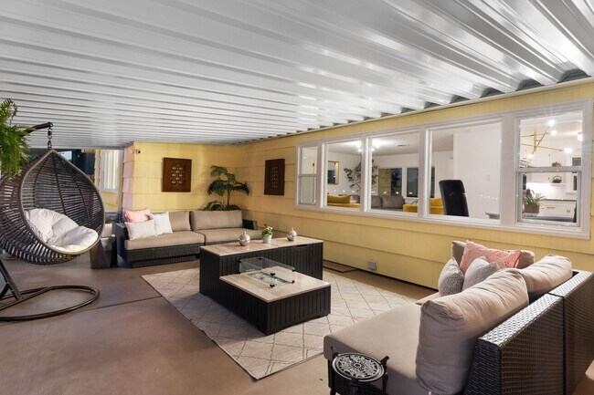 Building Photo - Immaculate and Updated Throughout- Quiet d...