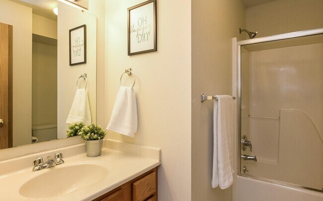 Building Photo - Large Two Bedroom Walking Distance to UIHC, Available 06/01/2026