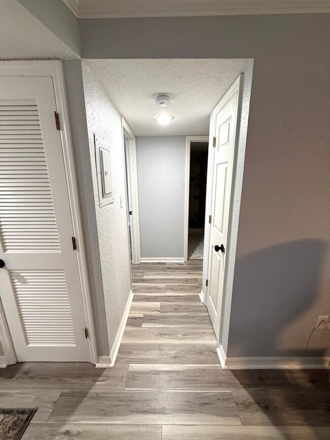 Building Photo - Charming 2-Bed/1-Bath First-Floor Condo in Gated Sarasota Community!