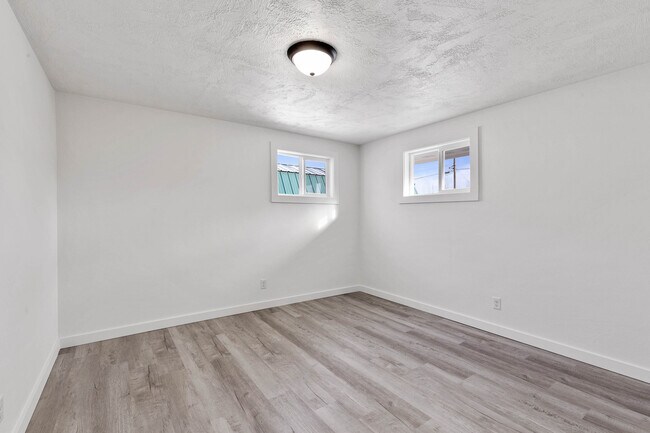 Building Photo - 1027 S Beeman St
