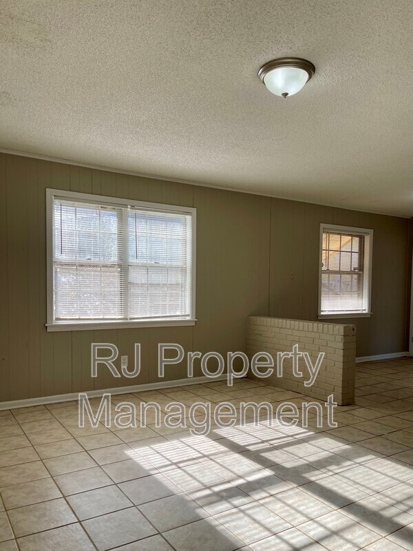 Building Photo - 4211 Lansdowne Dr