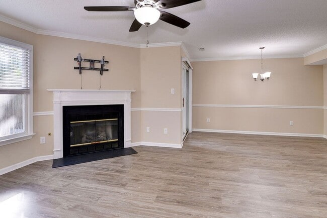 Building Photo - Nicely Updated Grafton Woods Condo