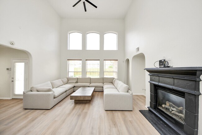 Building Photo - 527 Little River Ct