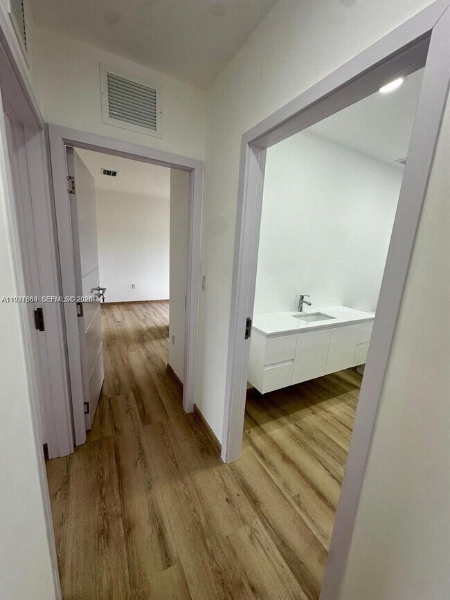 Building Photo - 722 NW 6th Ct