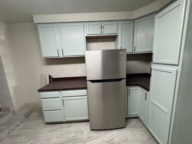 Building Photo - 4 Bed 2 Bath Home