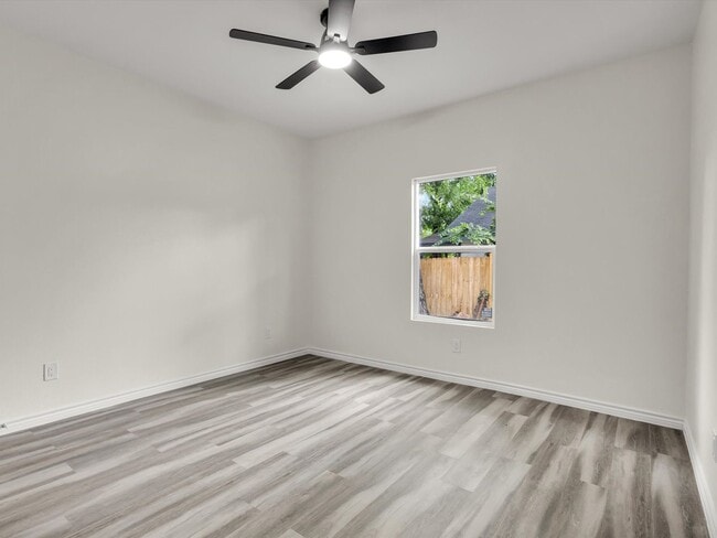 Building Photo - Open Layout & Spacious Yard