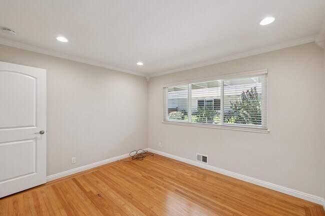Building Photo - Luxury Apartment Available in gated Community downtown Palo Alto!