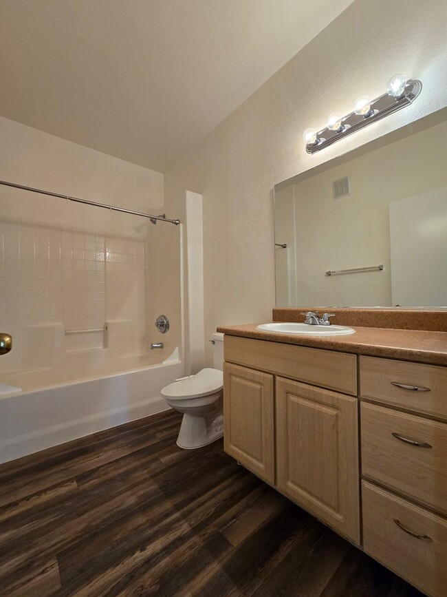 Building Photo - A Charming 3 Bedroom upstairs unit in NW L...