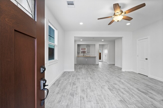 Building Photo - 913 Turner Dr