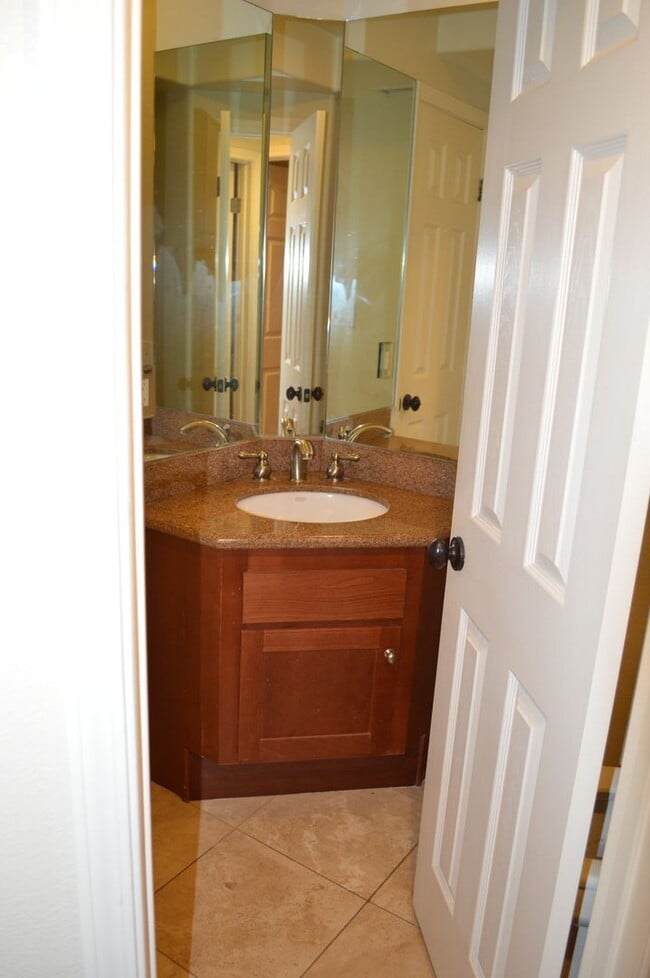 Building Photo - 1 Bedroom Condo in Mission Hills