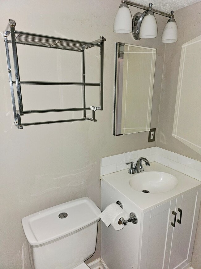 Building Photo - COMING SOON! 2BR Townhome in Clintonville near OSU – W/D, Parking, Pet Friendly