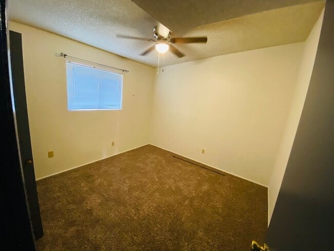 Building Photo - FOR RENT