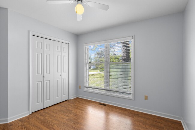 Building Photo - 736 Comet Dr