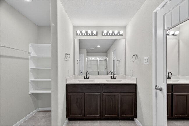 Building Photo - 718 Harvest Bluff Dr