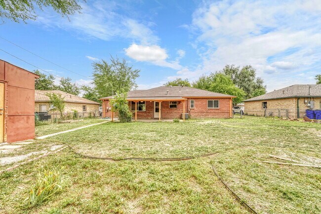 Building Photo - $2,295.00 - 3 Bedrooms, 2 Bathrooms, Singl...