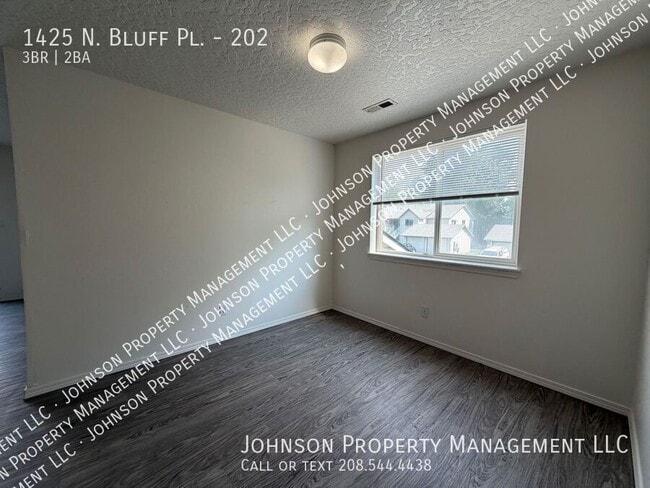 Building Photo - 1425 N Bluff Pl