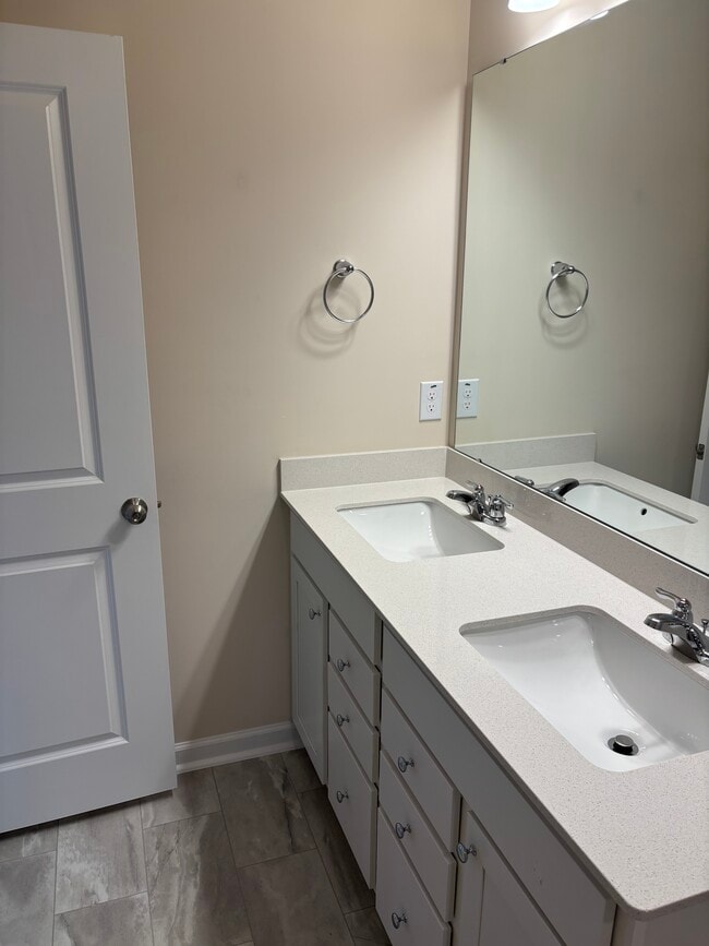 Building Photo - 837 Falls Grove Trl