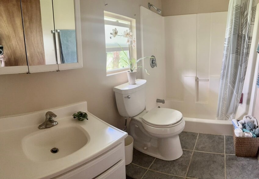 Full bath - 714A Wainaku St