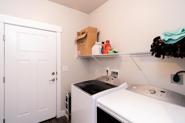 Building Photo - Fantastic Condo in Herriman City Center!