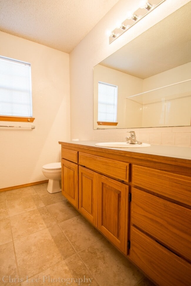 Building Photo - Very Well Kept 3BR/2BA home in Wedington Area! Great location, great yard! Ready for showings!