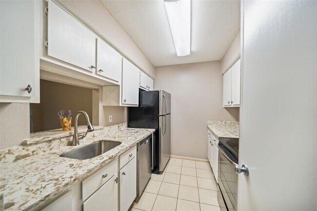 Building Photo - 5711 Sugar Hill Dr