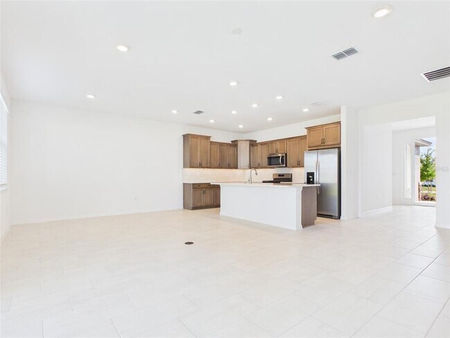 Building Photo - 5824 SW 70th Ave
