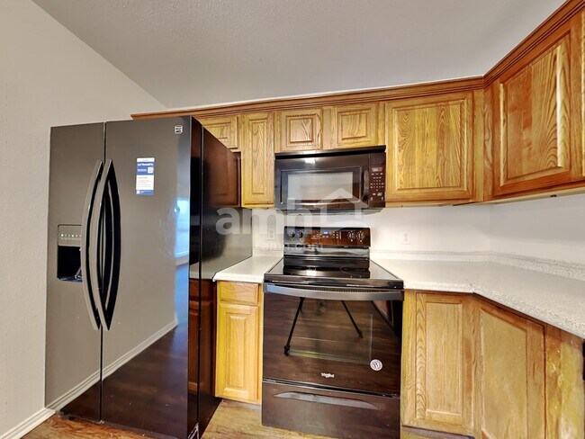Building Photo - 221 Willow Creek Dr