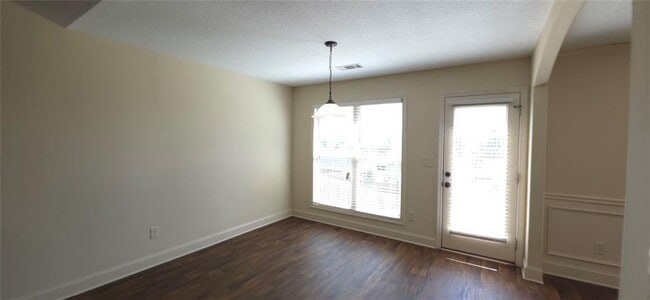 Building Photo - 2125 Savannah Dr