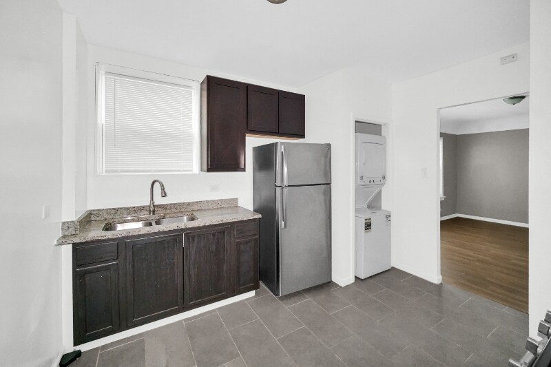 Building Photo - 1126 E 81st Pl