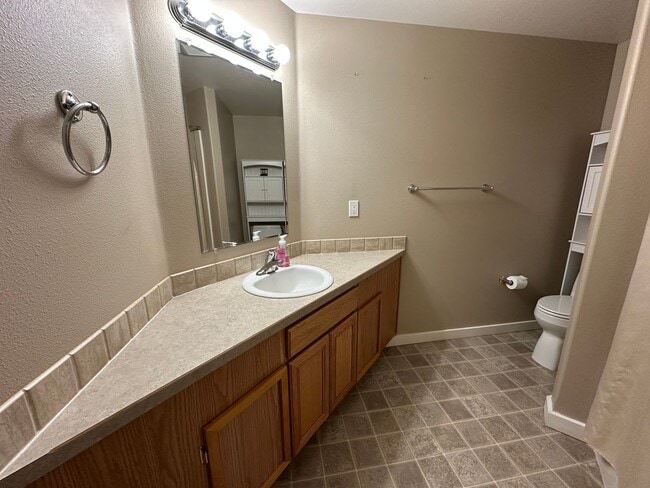 Building Photo - Very Nice 3 Bed 2 Bath Home With Vinyl Pla...