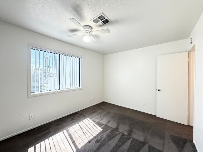 Building Photo - AVAILABLE NOW!! 3 Bedroom / 2 Bathroom Townhouse with pool in Cathedral City